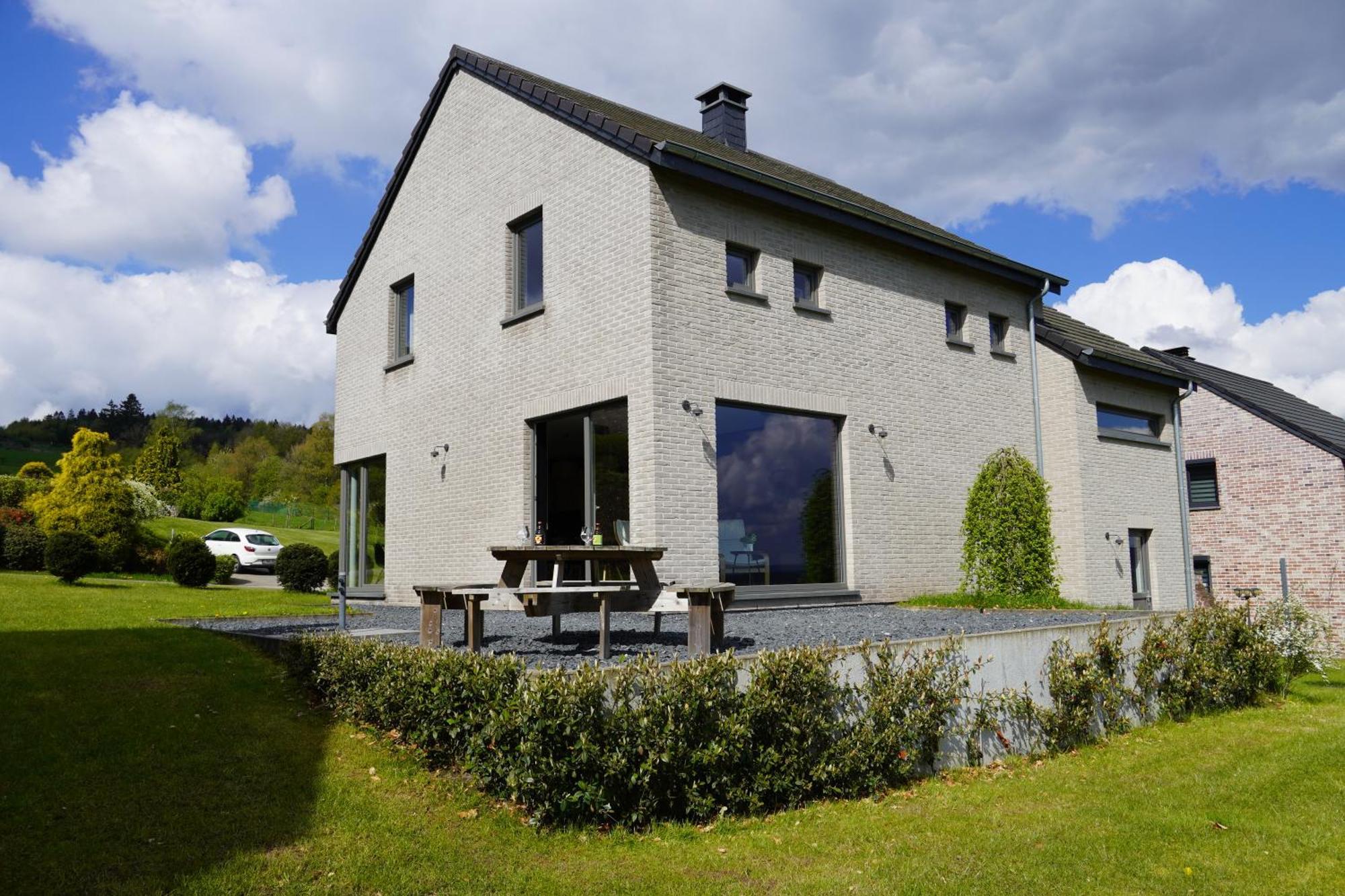 Petite perle en Haute Ardenne avec vue sur la vallée, cabine infra-rouge et bain balnéo Lierneux Exterior foto